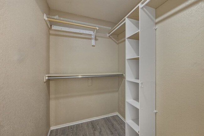 Building Photo - 6120 E Augusta Cir