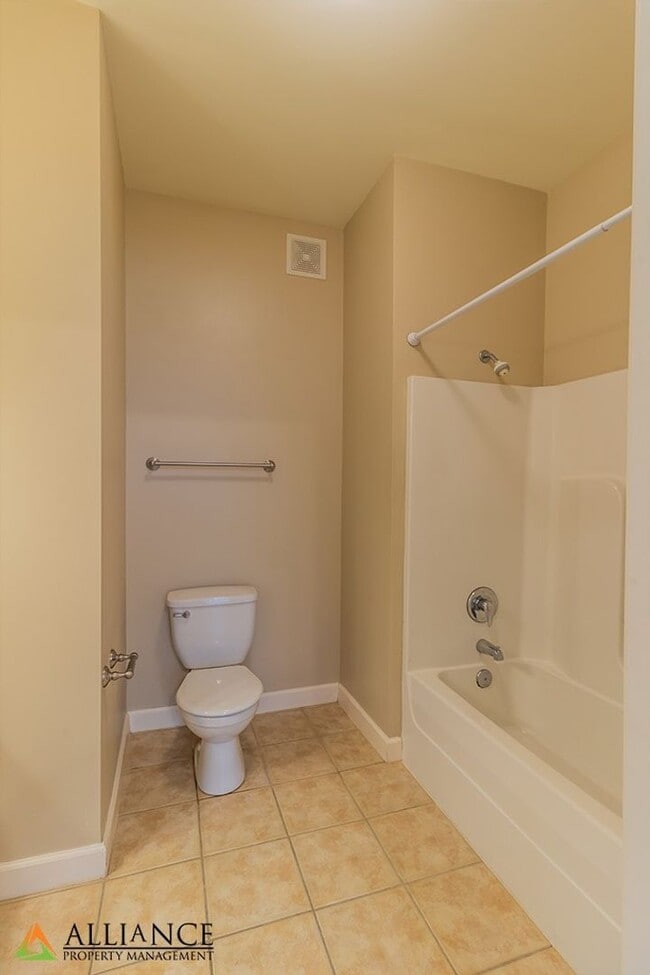 Building Photo - Great Location!