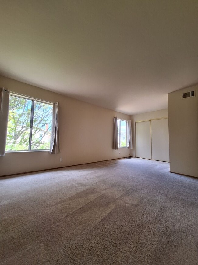 Building Photo - Spacious 4bd Tri-Level Home w/Central Heat...