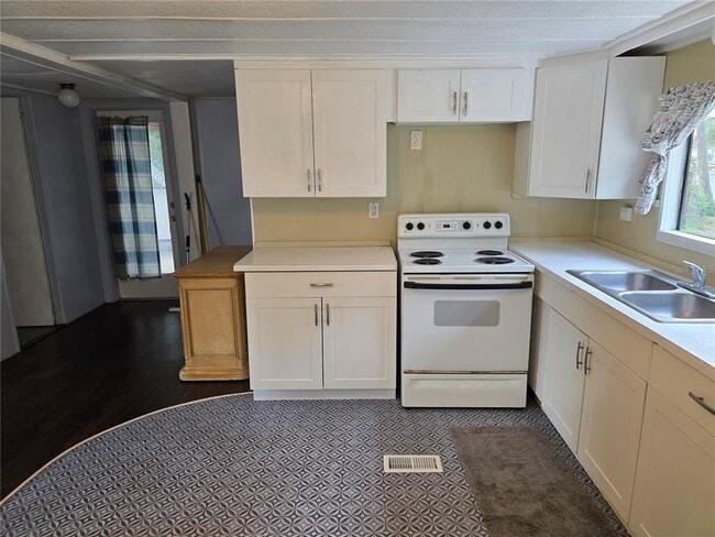 Building Photo - 1305 Sweeney Dr