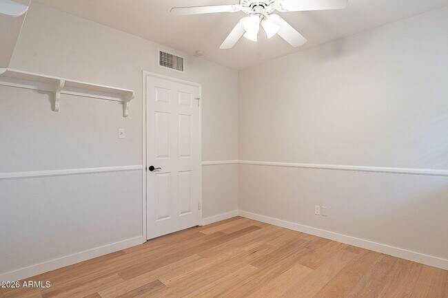 Building Photo - 5715 E Calle Del Paisano