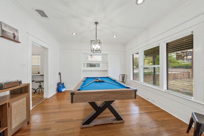 Building Photo - Beautiful historic home only minutes from downtown