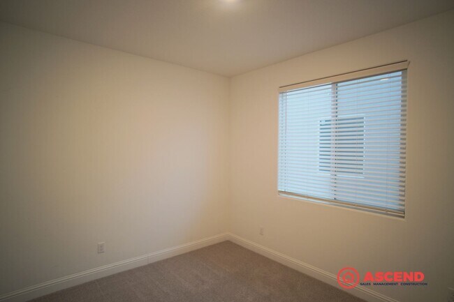 Building Photo - Luxurious 5 bedroom located in Gossamer Grove!