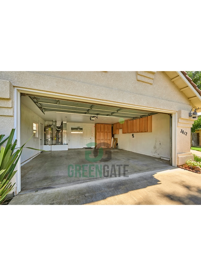 Building Photo - Lovely 3 Bedroom Home in Modesto MUST SEE!
