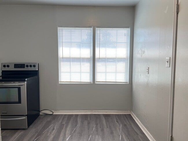 Building Photo - Charming 2 Bedroom