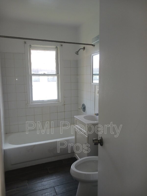 Building Photo - 5658 N 61st St