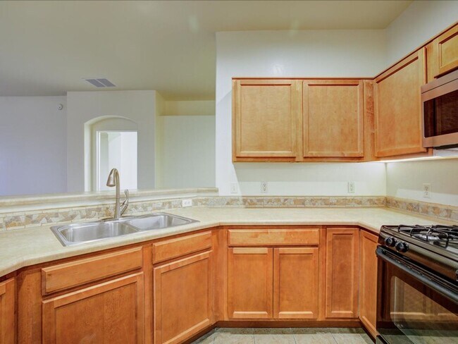 Building Photo - Spacious 3 Bedroom 2 Bathroom Home with Large Backyard & 2 Car Garage!