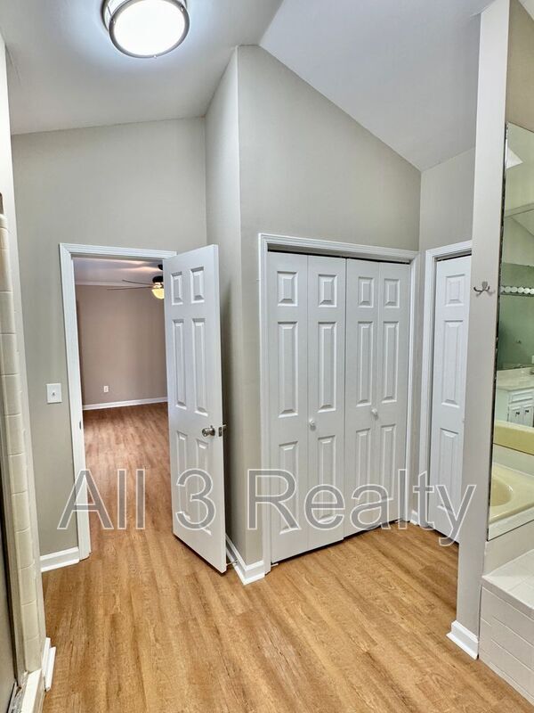 Building Photo - 3107 Sutton Dr