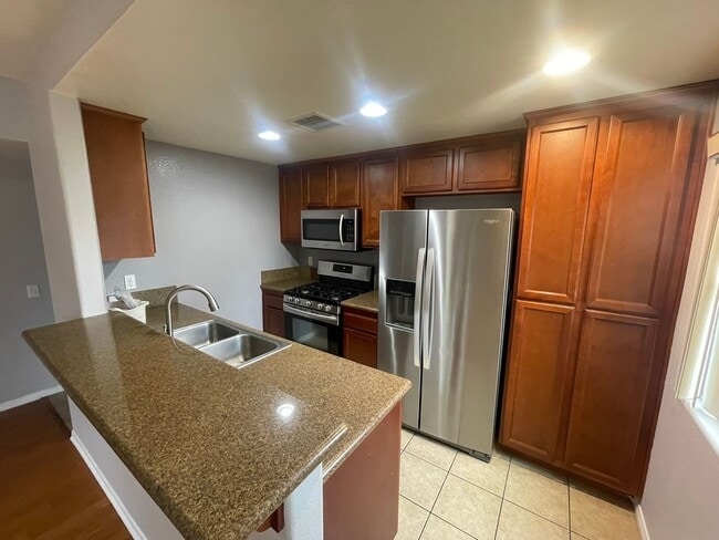 Building Photo - Spacious 3-bedroom, 3-bath townhome in the...