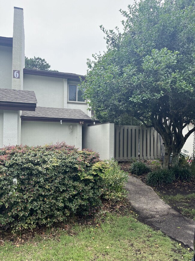 Building Photo - Stunning Waterfront Townhouse with 3 Bedrooms and 3 Full Bathrooms in Beaufort, SC!