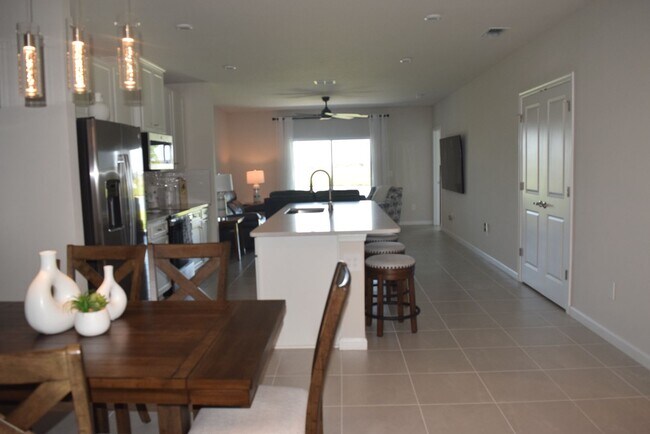 Building Photo - Stunning and elegant fully furnished 3/2/2 villa with Pool, hot tub & Lake views