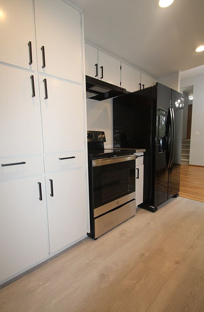 Building Photo - FULLY RENOVATED 3 BED, 2 BATH BELLEVUE HOM...