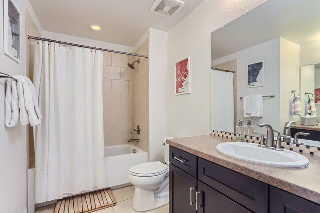 Building Photo - Spacious 2BDR Modern Townhome in Louisville