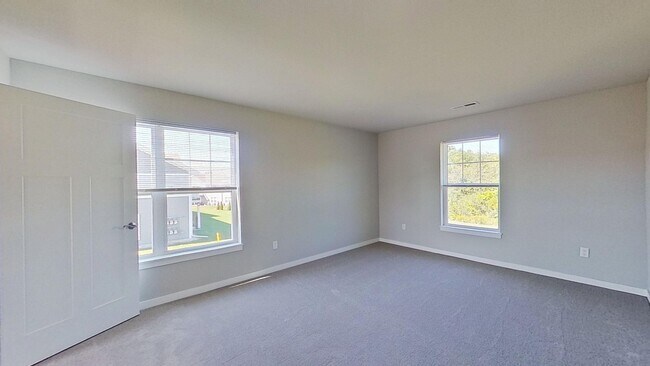 Building Photo - Like New Condo Style Upper 3 Bedroom 2 Bathroom plus Den Apartment is Available