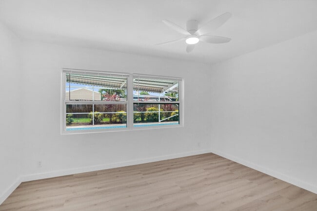 Building Photo - 865 SE Tierra Ct