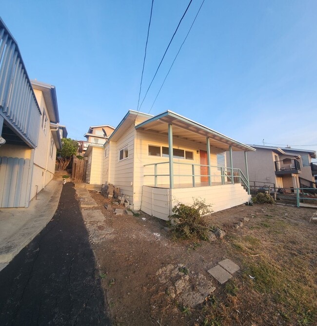Building Photo - Views of Morro Bay in this cozy hillside cottage!