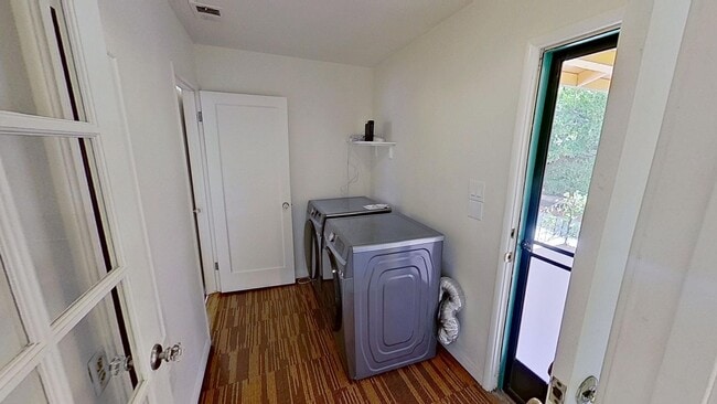 Building Photo - Desirable 3 Bedroom, 2 Bathroom house in S...