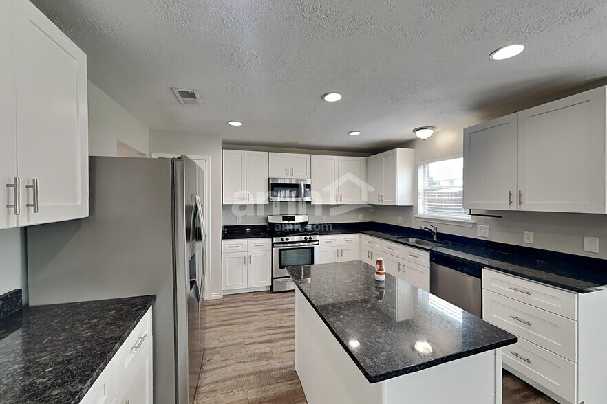 Building Photo - 14006 Honey Bee Ct