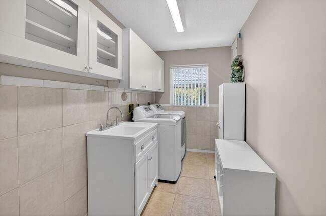 Building Photo - 9336 Water Course Way
