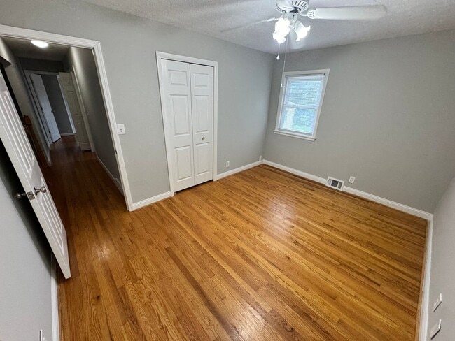 Building Photo - Spacious 4 Bedroom in Fern Creek