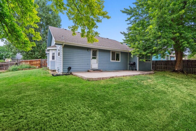 Building Photo - Stylish living in this modern 3 bed 2 bath...