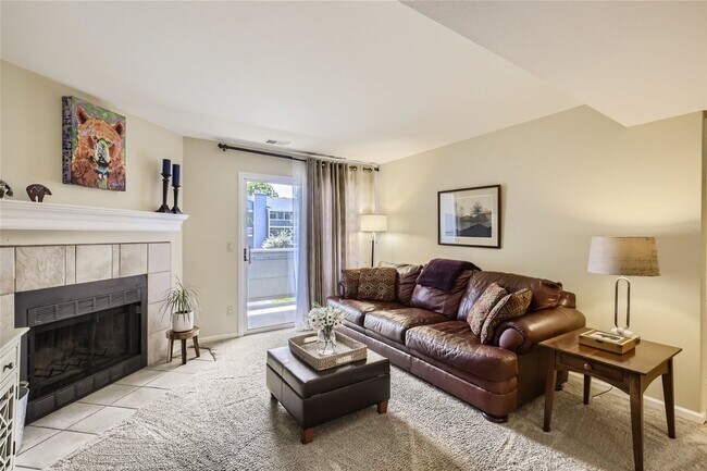 Building Photo - Updated 2 Bed 2 Bath Hunter Creek Condo W/Community Pool
