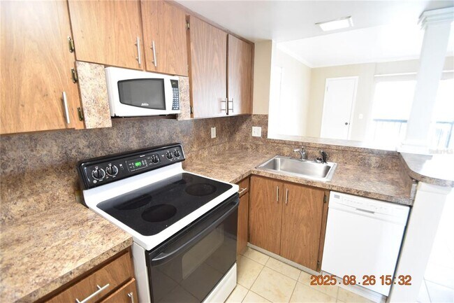 Building Photo - 3814 N Lake Dr