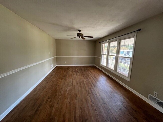 Building Photo - Perfect "Work from Home" Location!