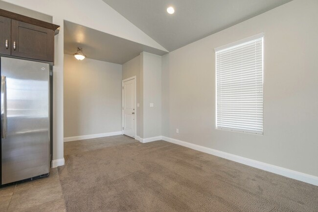 Building Photo - 3 Bedroom Townhome in Hidden Valley with C...