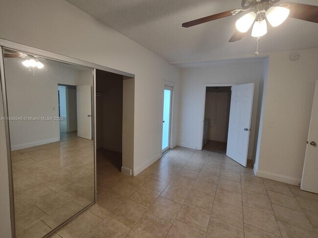 Building Photo - 3916 SW 58th Ave