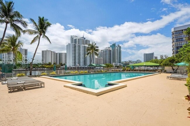 Building Photo - 800 Parkview Dr