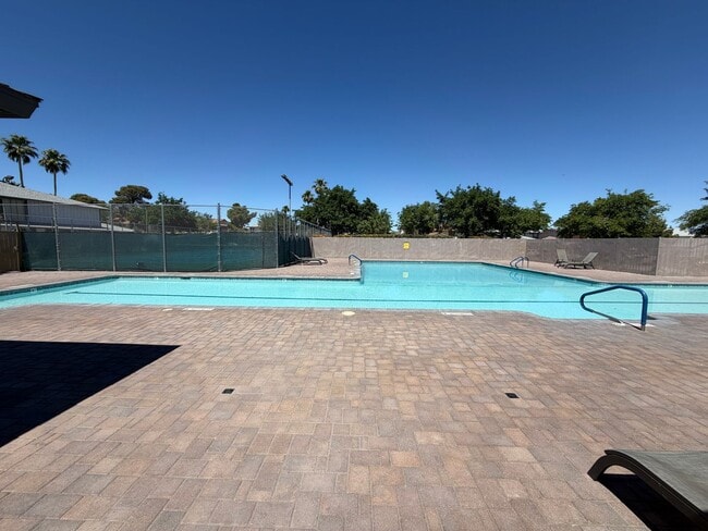 Building Photo - Beautiful home look, 4-plex, across from UNLV