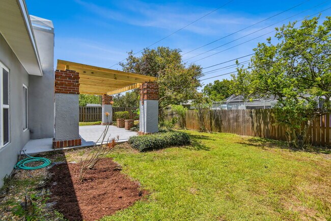 Building Photo - 528 Manor Dr