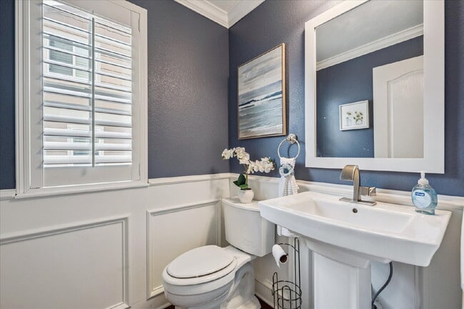 Building Photo - Golf-Course Retreat