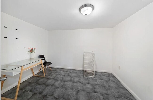 Building Photo - 294 Ege Ave