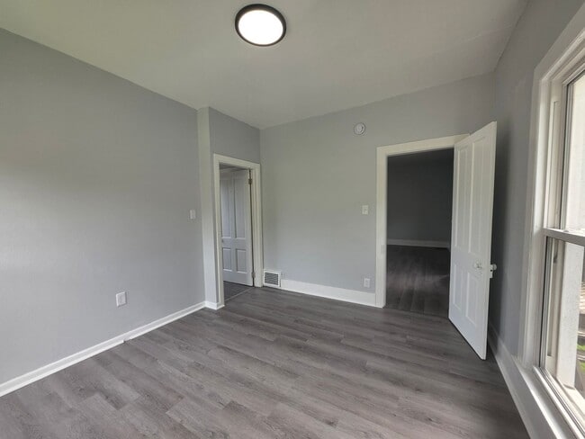 Building Photo - Kent 1 Bedroom 1 Bath (Upstairs Apartment)