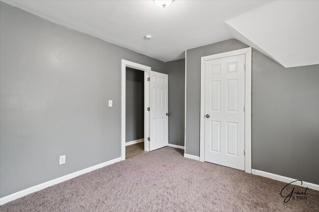 Building Photo - 6 bedroom 2 bath $2250