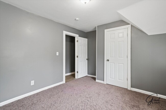 Building Photo - 6 bedroom 2 bath $2350