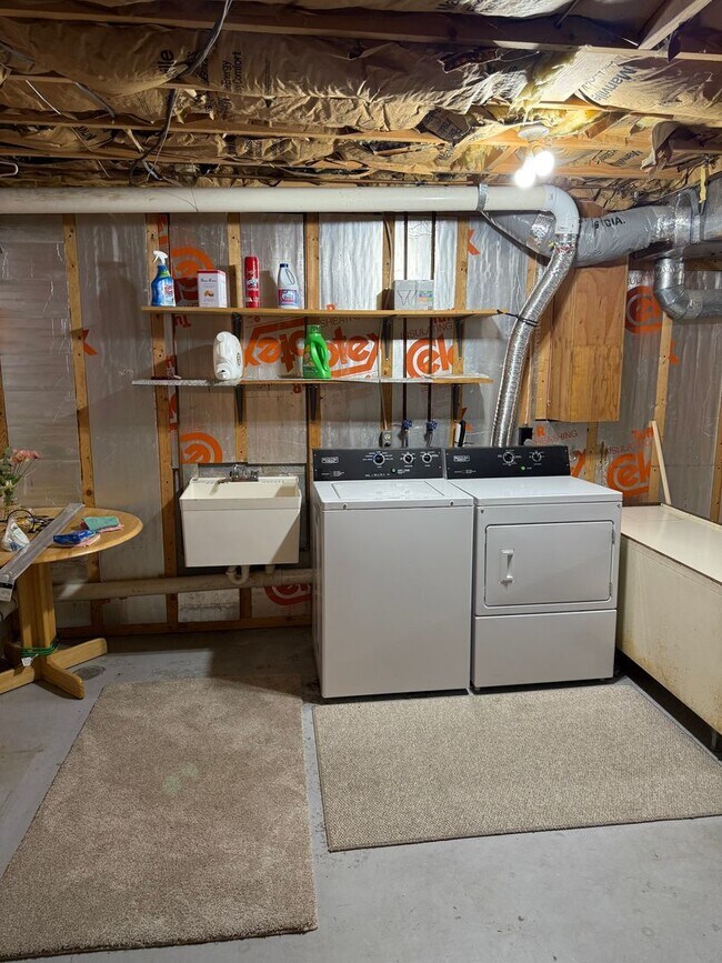 Building Photo - 1531 E Strohm Dr