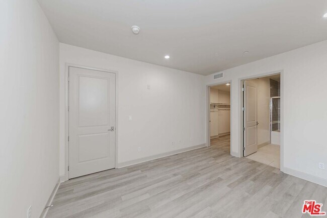 Building Photo - 848 Irolo St