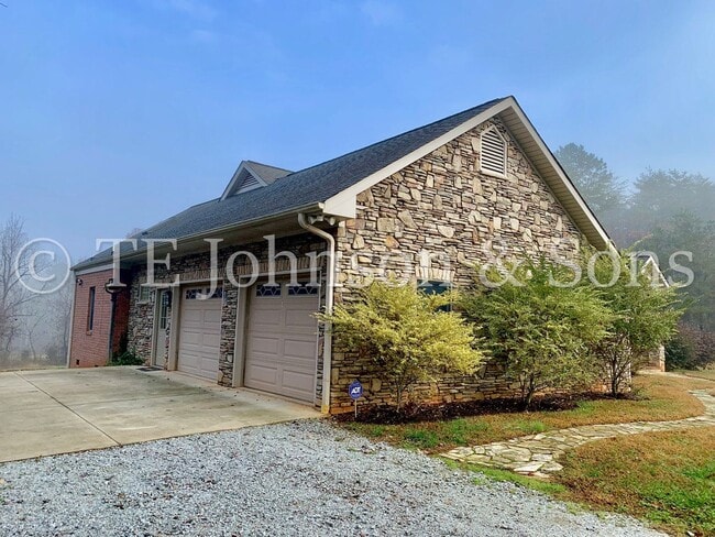 Building Photo - Gorgeous Three Bedroom in Tobaccoville- Mu...