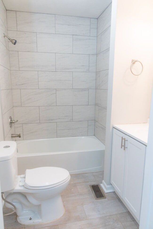 Building Photo - 2 Bed/1 Bath just minutes from Augusta University and Surrey Center, featuring granite countertop...