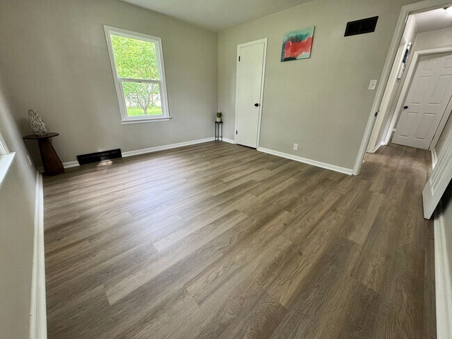 Building Photo - Remodeled 3 bed, 1 bath home for rent in Waterloo