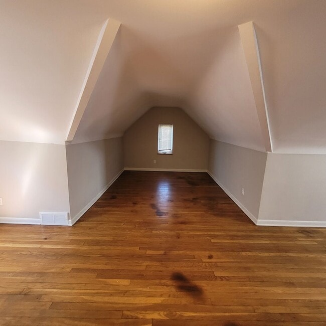 Building Photo - West Boulevard Area 3-Bed, 1-Bath Single-F...