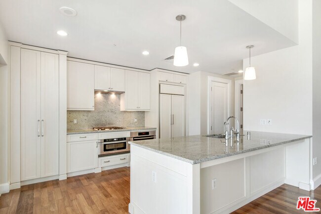 Building Photo - 1 W Century Dr