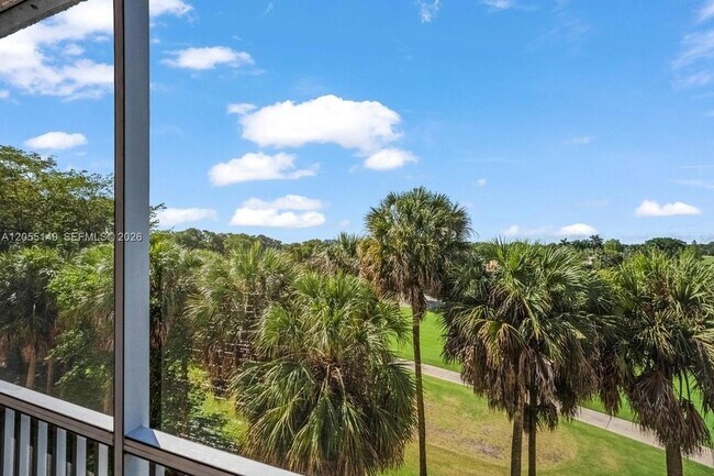 Building Photo - 250 Jacaranda Dr
