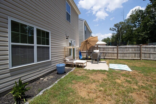 Building Photo - Stylish & Spacious Pet-Friendly Home in Bo...