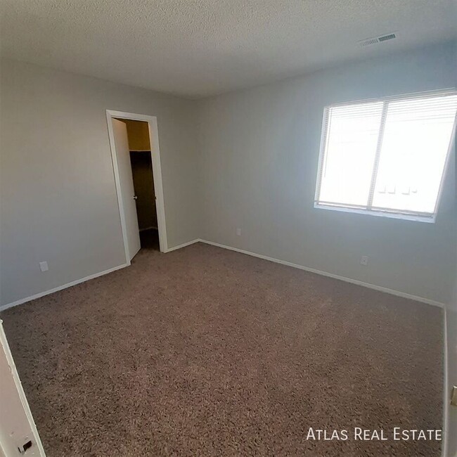 Building Photo - Beautiful NEWLY RENOVATED 2 bedroom in the...