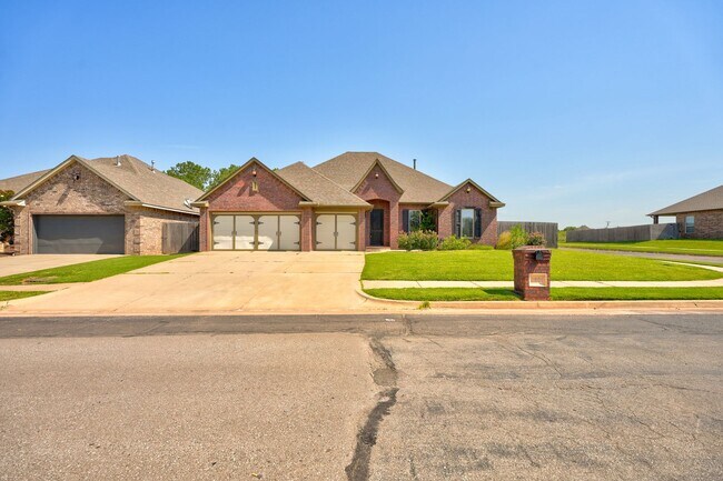 Building Photo - Stunning 3 Bedroom Home with Fireplace, Community Amenities & Open Floor Plan