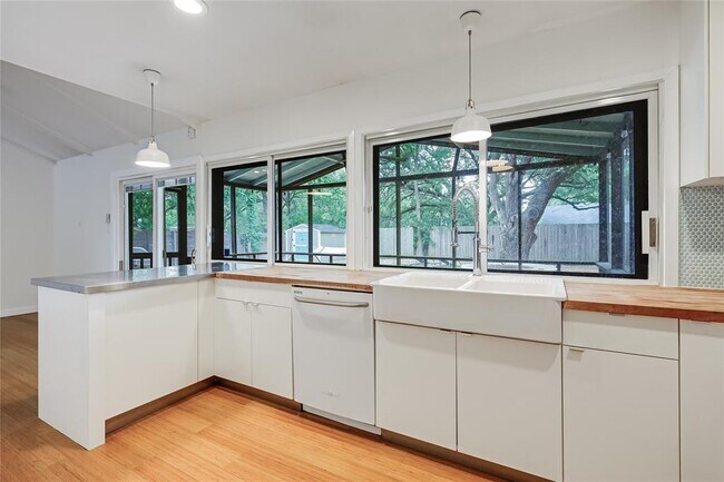 Building Photo - 307 Thistlewood Dr